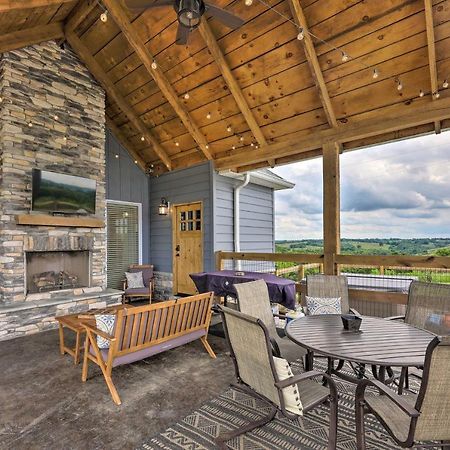 Chic Williamstown Retreat With Pool And Hot Tub! Villa Exterior photo