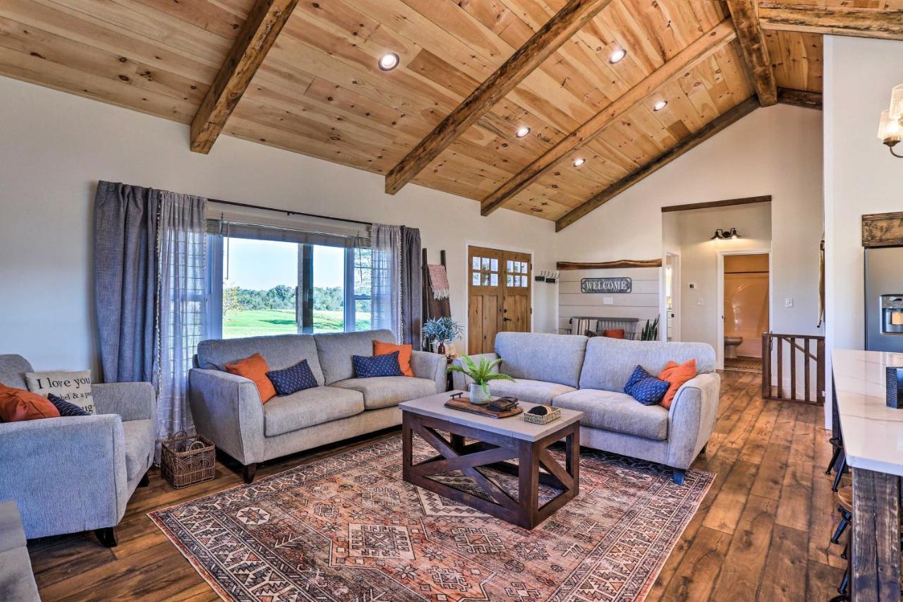 Chic Williamstown Retreat With Pool And Hot Tub! Villa Exterior photo