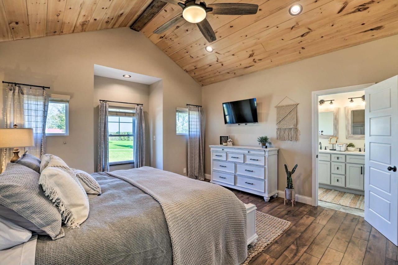 Chic Williamstown Retreat With Pool And Hot Tub! Villa Exterior photo