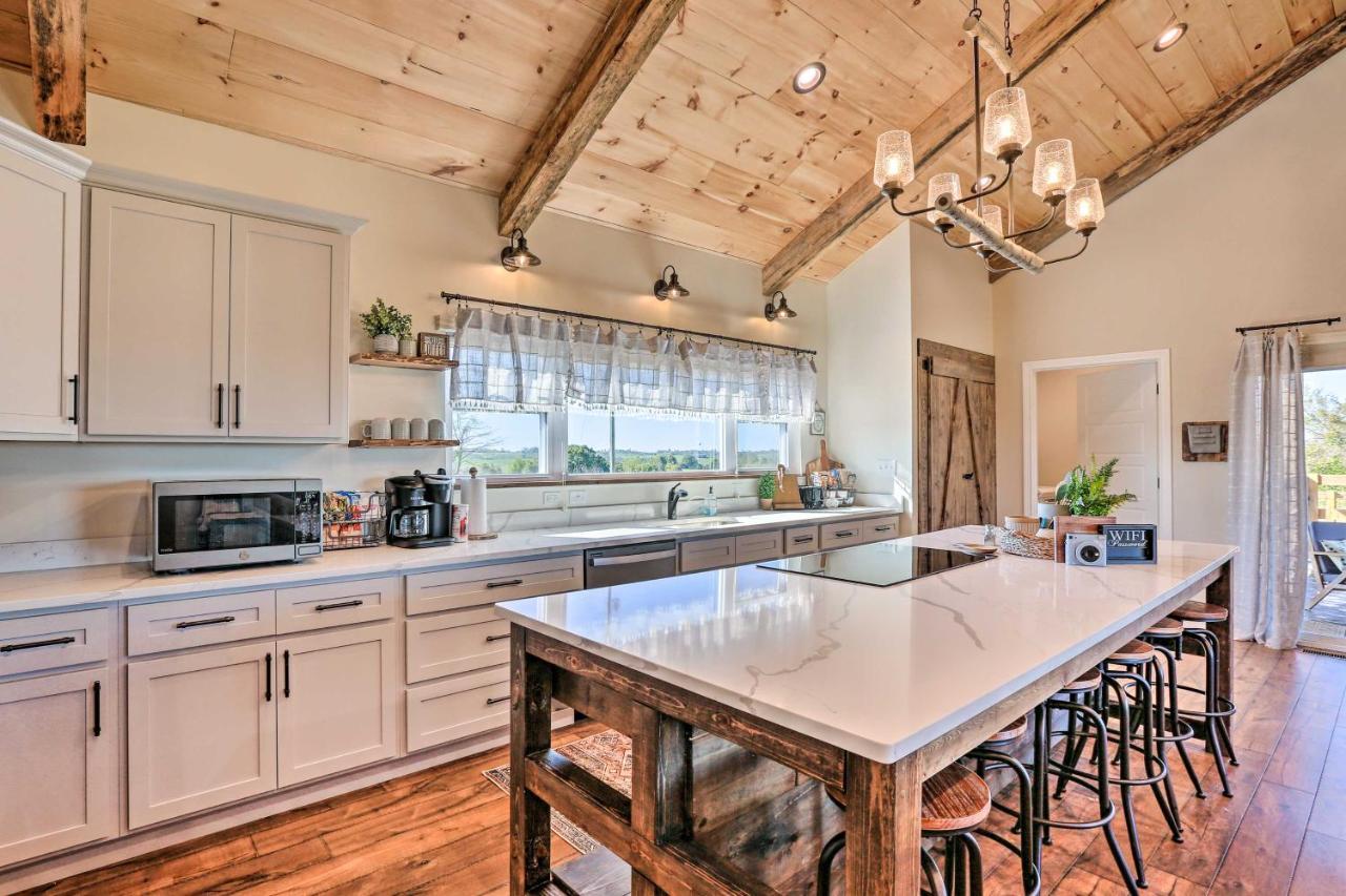 Chic Williamstown Retreat With Pool And Hot Tub! Villa Exterior photo