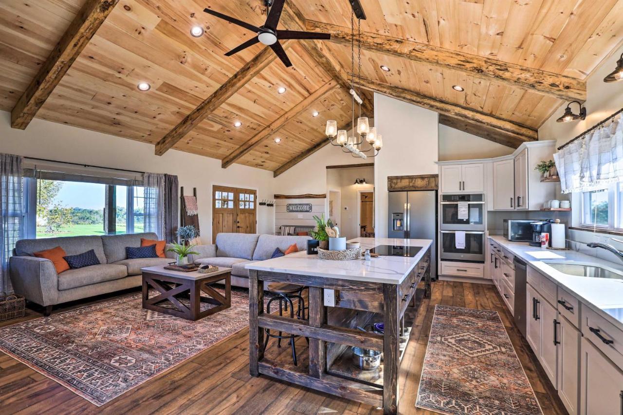 Chic Williamstown Retreat With Pool And Hot Tub! Villa Exterior photo