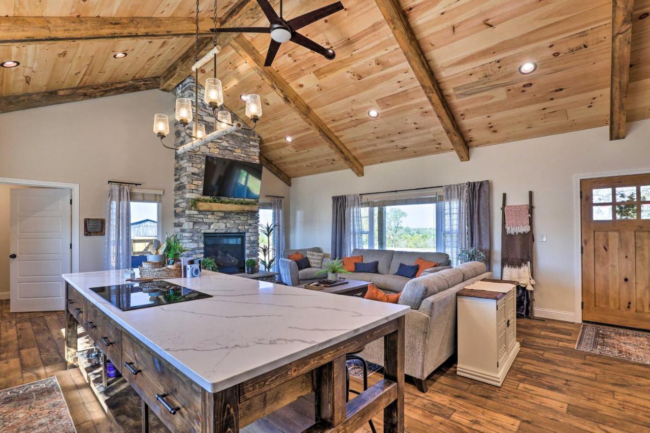 Chic Williamstown Retreat With Pool And Hot Tub! Villa Exterior photo