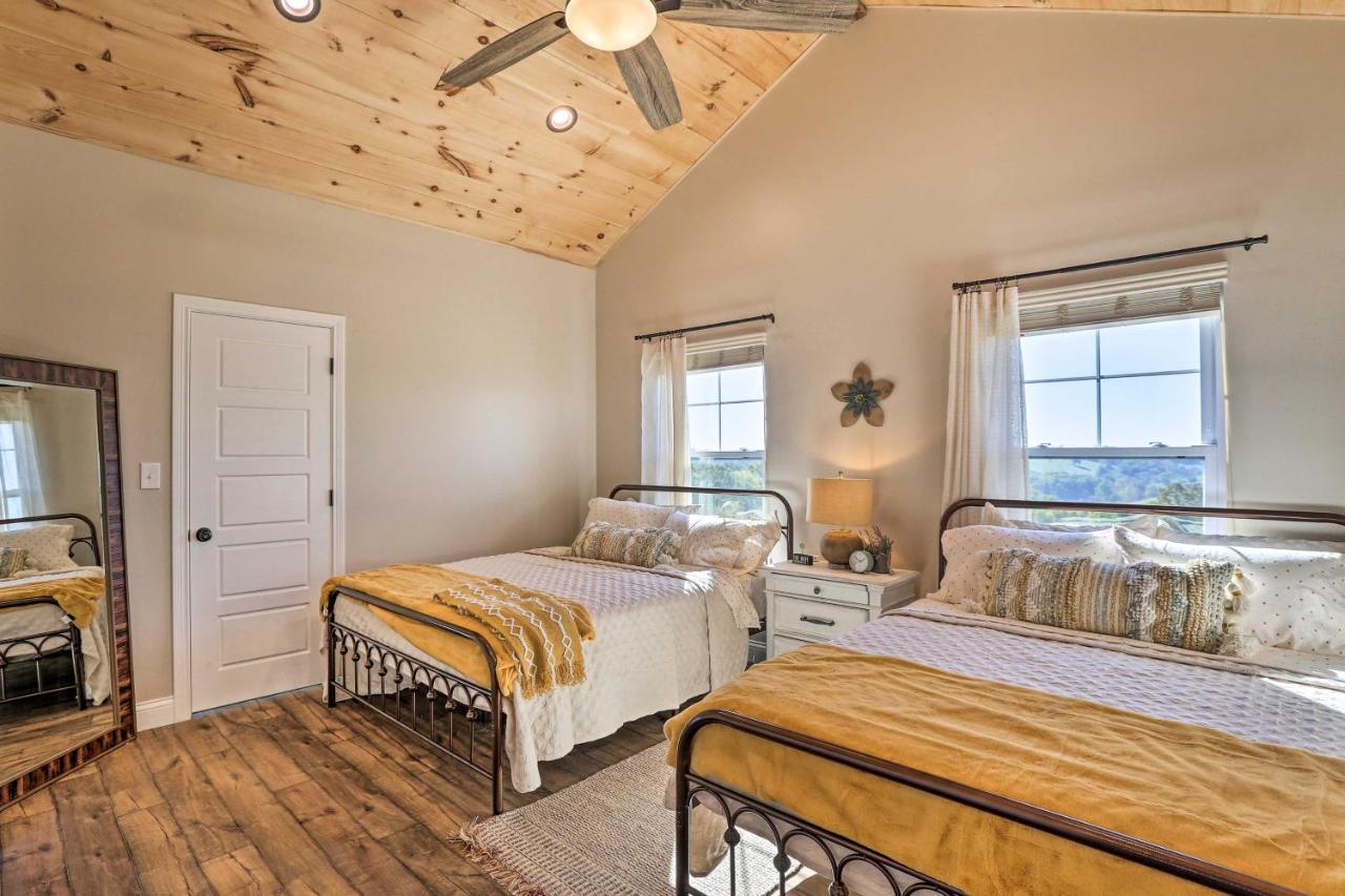 Chic Williamstown Retreat With Pool And Hot Tub! Villa Exterior photo
