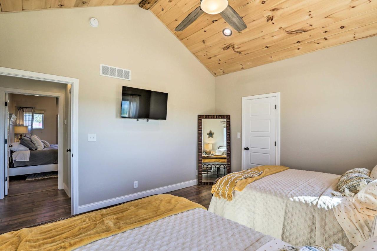 Chic Williamstown Retreat With Pool And Hot Tub! Villa Exterior photo