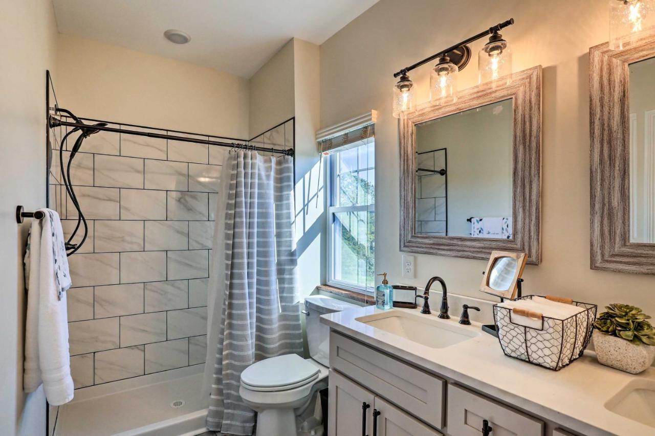 Chic Williamstown Retreat With Pool And Hot Tub! Villa Exterior photo