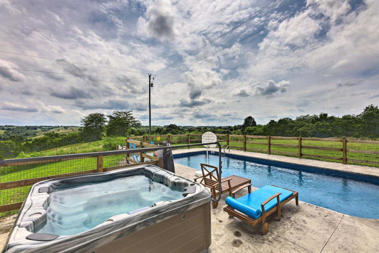 Chic Williamstown Retreat With Pool And Hot Tub! Villa Exterior photo