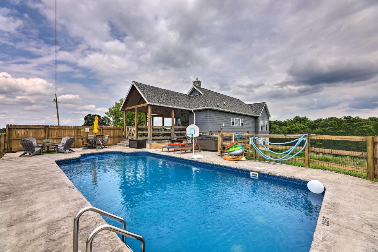 Chic Williamstown Retreat With Pool And Hot Tub! Villa Exterior photo