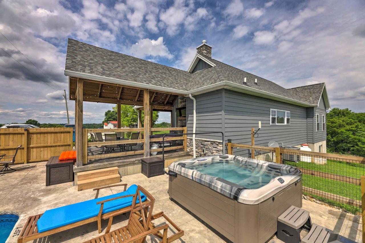 Chic Williamstown Retreat With Pool And Hot Tub! Villa Exterior photo