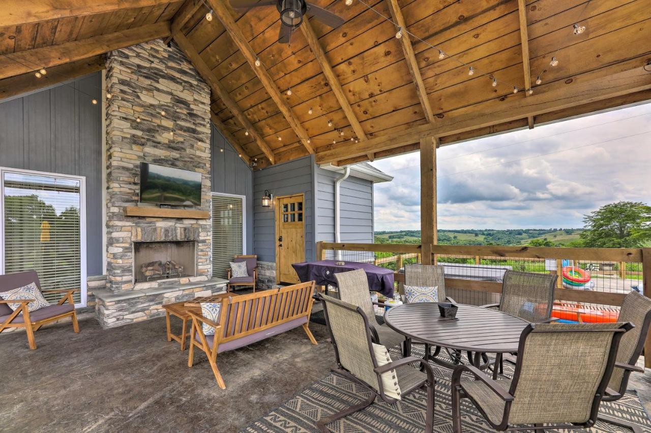 Chic Williamstown Retreat With Pool And Hot Tub! Villa Exterior photo