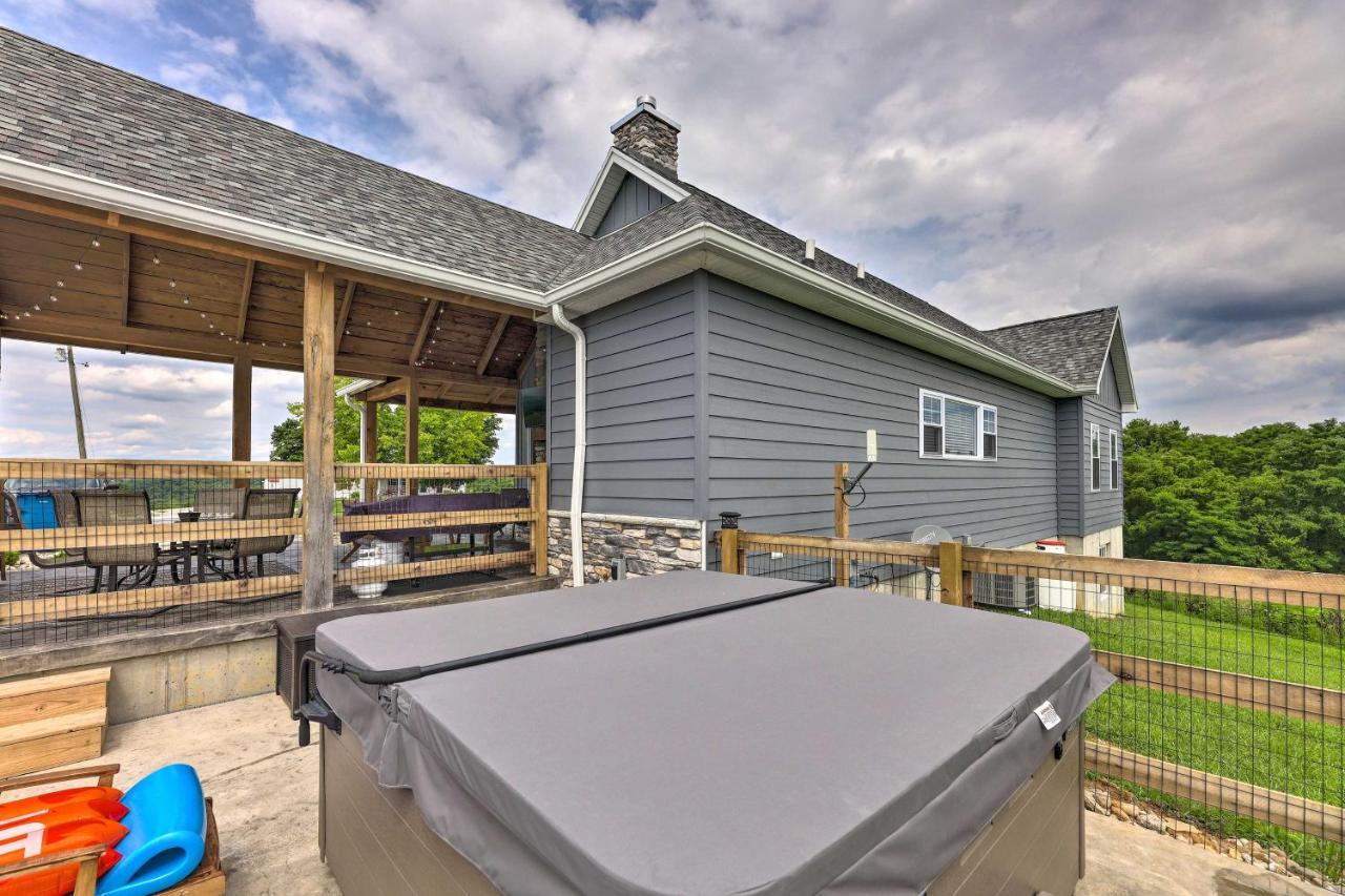 Chic Williamstown Retreat With Pool And Hot Tub! Villa Exterior photo