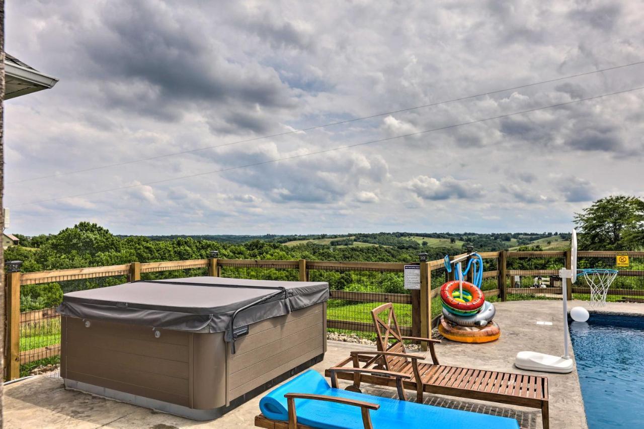 Chic Williamstown Retreat With Pool And Hot Tub! Villa Exterior photo