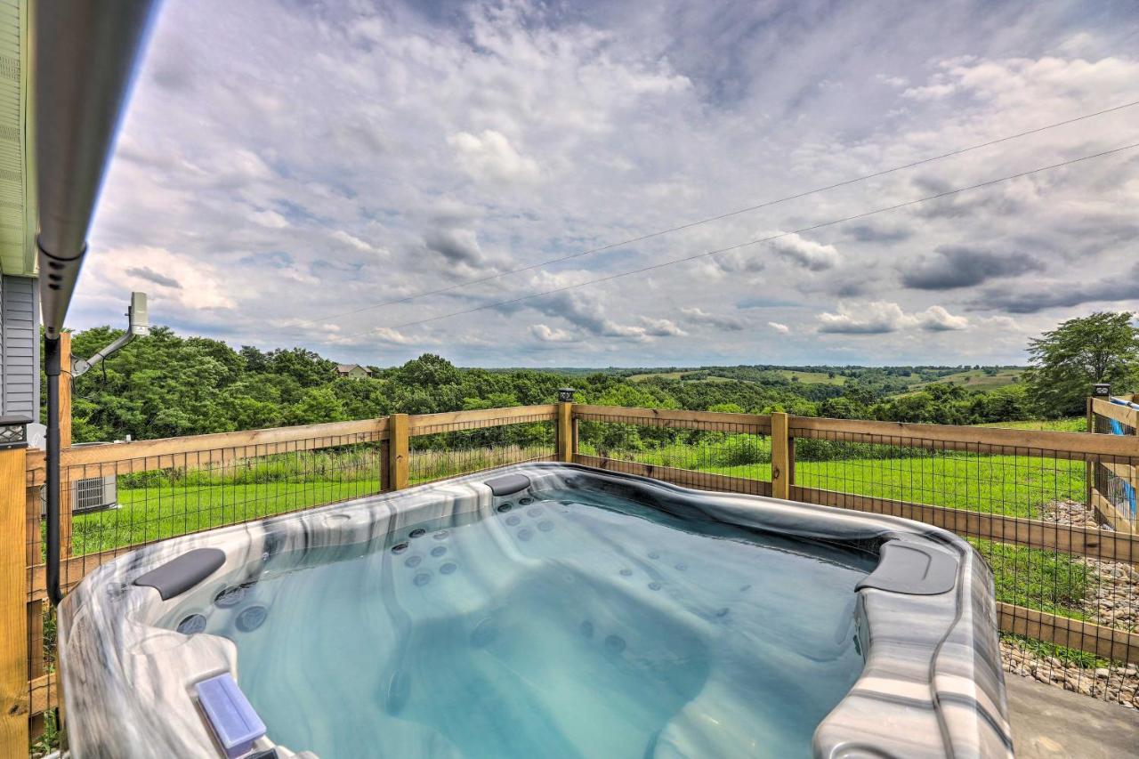 Chic Williamstown Retreat With Pool And Hot Tub! Villa Exterior photo