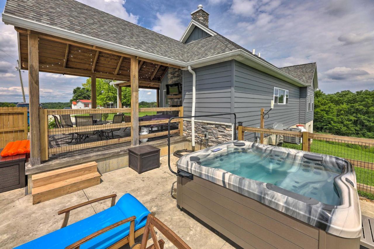 Chic Williamstown Retreat With Pool And Hot Tub! Villa Exterior photo