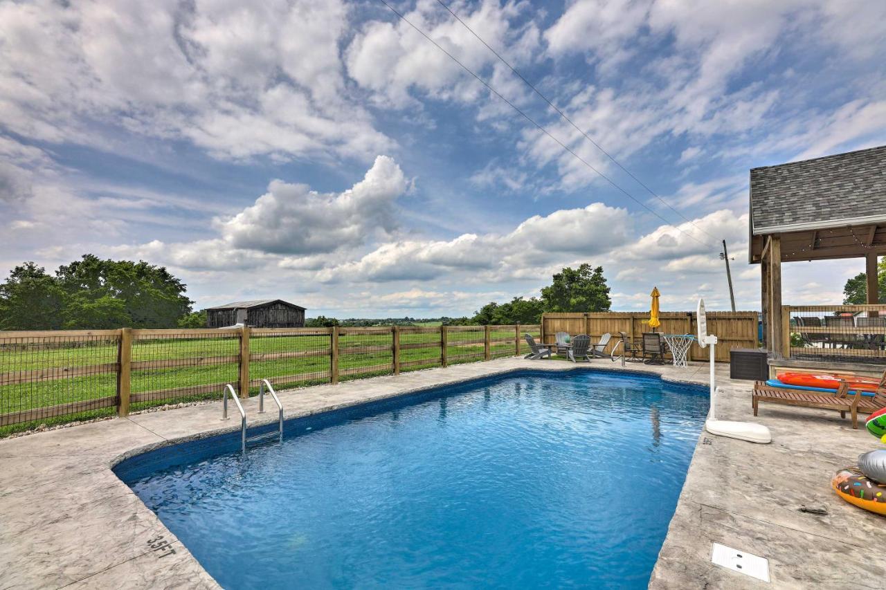 Chic Williamstown Retreat With Pool And Hot Tub! Villa Exterior photo