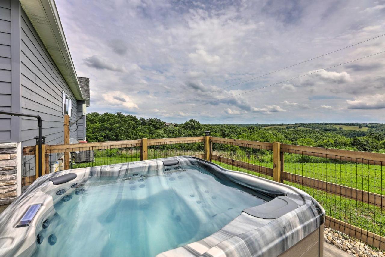 Chic Williamstown Retreat With Pool And Hot Tub! Villa Exterior photo